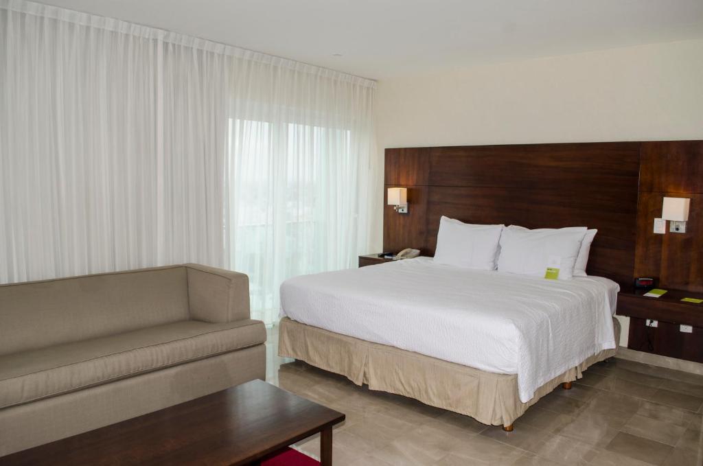 Postel nebo postele na pokoji v ubytování Four Points by Sheraton Veracruz