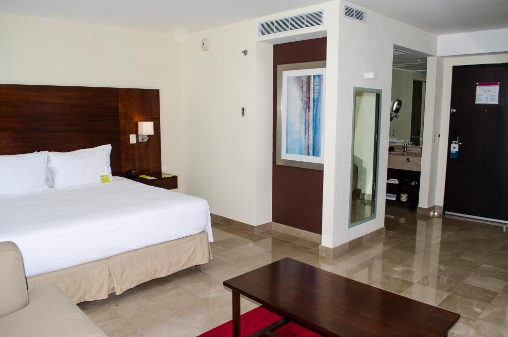 Postel nebo postele na pokoji v ubytování Four Points by Sheraton Veracruz
