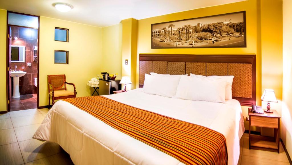 Habitación de hotel con cama grande y baño. en Hotel D'Carlo Class, en Arequipa