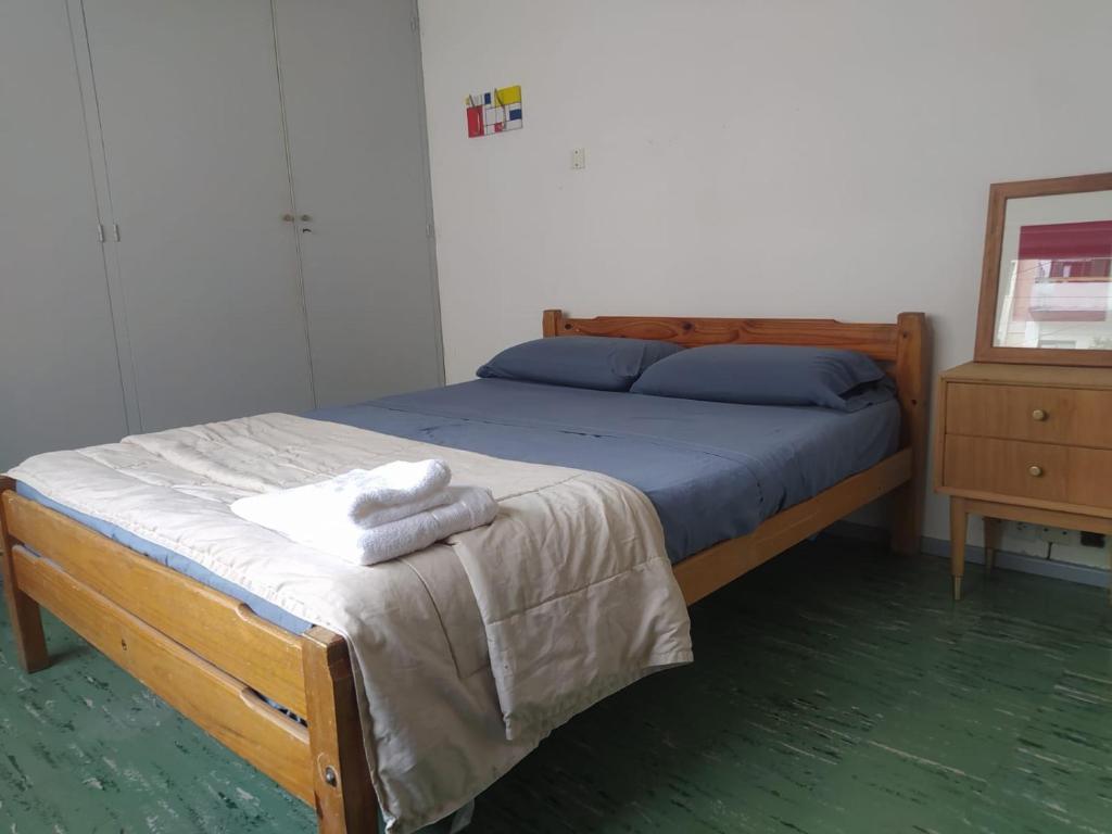 a bedroom with a bed with towels on it at Habitaciones con baño compartido en Departamento Mid Century Modern in Mendoza