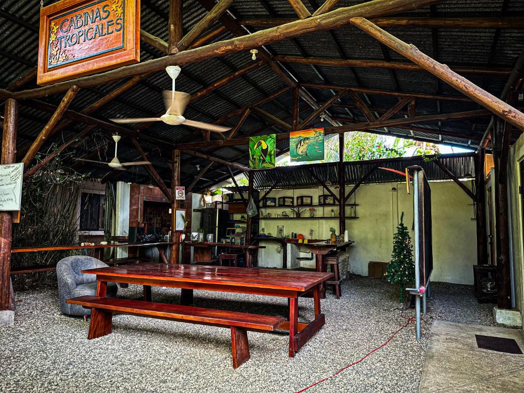 eine Tischtennisplatte in einem Pavillon mit einem Tisch in der Unterkunft Cabinas Tropicales in Puerto Jiménez