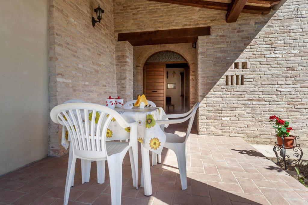 un tavolo bianco e 2 sedie su un patio di Ciards House a Montefalco