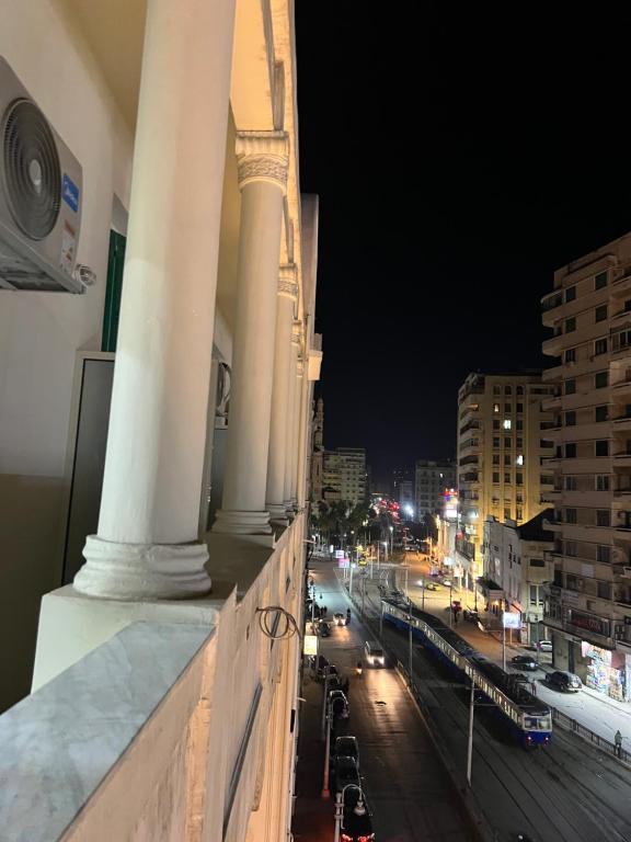 uma vista para uma rua da cidade à noite em زافيرو اتينيوس em Alexandria