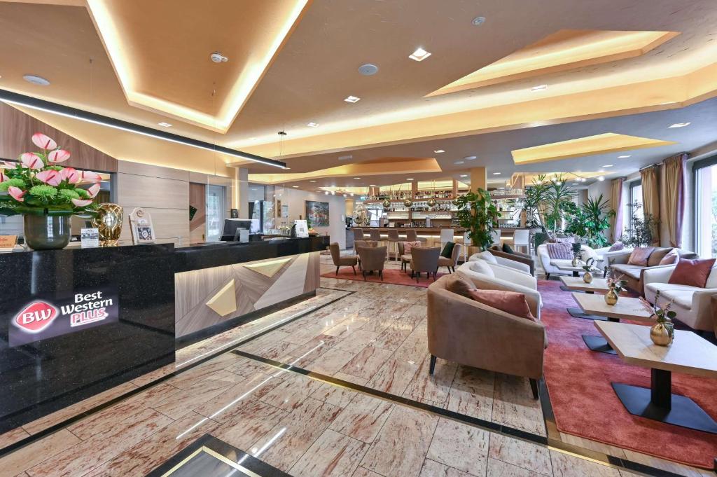 eine Lobby eines Hotels mit Sofas und Tischen in der Unterkunft Best Western Plus Hotel Füssen in Füssen
