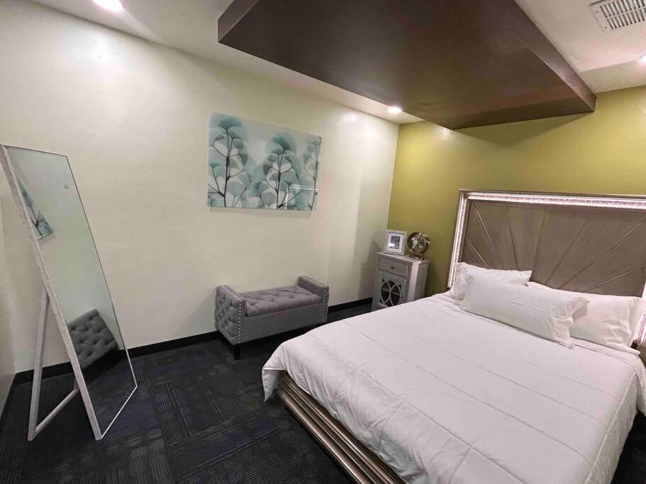 Postel nebo postele na pokoji v ubytování Accommodation and Office, Perfect For The Traveling Professional