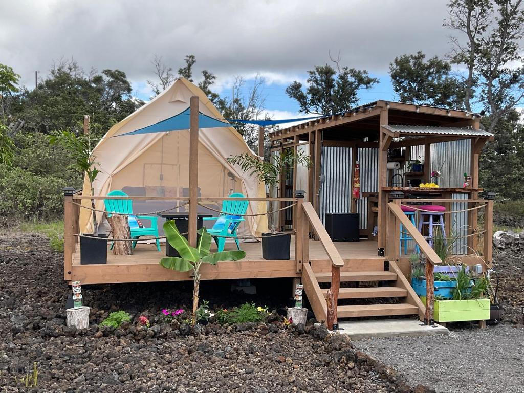 einen Pavillon mit zwei Stühlen und einem Zelt in der Unterkunft Tiki Cabana in Hawaiian Ocean View