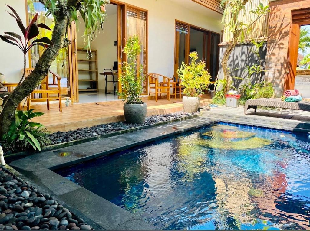 basen na środku podwórza w obiekcie Bali Ayu Pool Villa w mieście Canggu