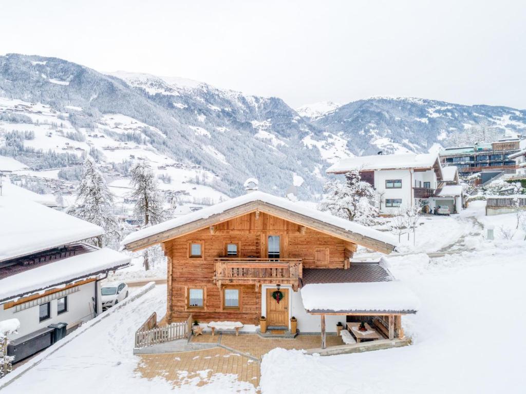 una cabaña de madera en las montañas en la nieve en Rosalie-Lorena en Ramsau im Zillertal