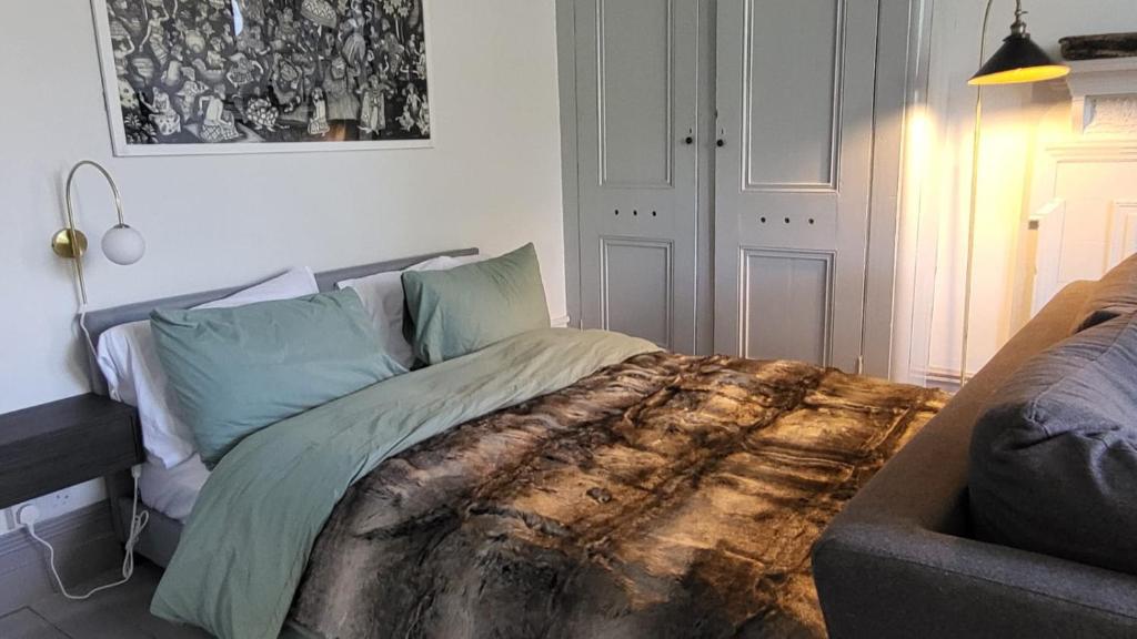 - une chambre avec un lit et un canapé dans l'établissement 16 Big Comfy Studio - Great Location - Free Onsite Parking - Comfy Bed, à Brighton et Hove