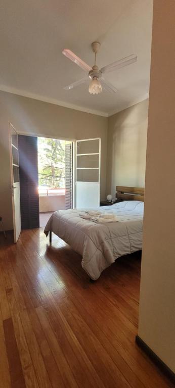 1 dormitorio con 1 cama y ventilador de techo en Excelente ubicación, frente a Plaza Independencia en Mendoza