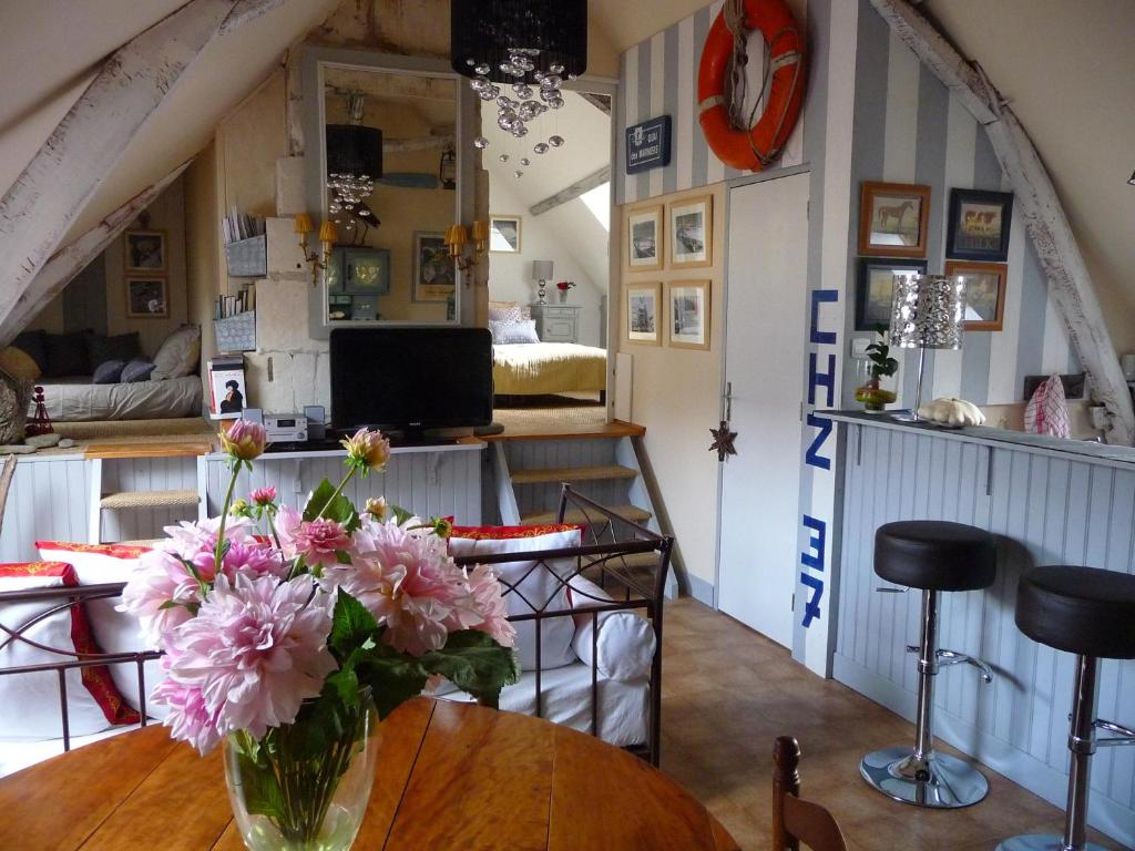 Chouzé-sur-Loire的住宿－Escale de Loire Gîte，房间里的桌子上花瓶