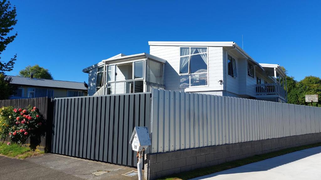 una casa detrás de una valla con parquímetro en Happy Home with 8 bedrooms en Taupo