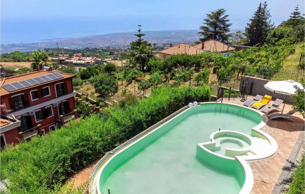 SantʼAlfio的住宿－Gorgeous Home In Santalfio With Sauna，享有房屋景致的游泳池