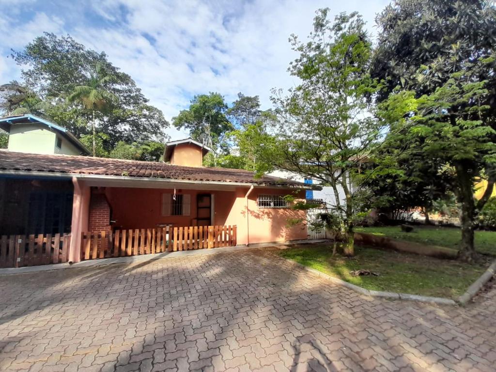 una casa con valla y entrada en Aconchego 3 dorms, piscina, churrasq em Condomínio Fechado, en Boicucanga
