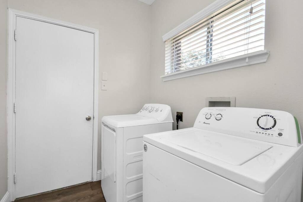 Postel nebo postele na pokoji v ubytování Tranquil 4-BR Oasis With Pool & Backyard Bliss!