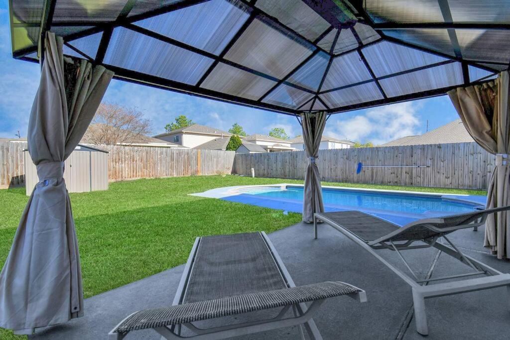 Bazén v ubytování Tranquil 4-BR Oasis With Pool & Backyard Bliss! nebo v jeho okolí