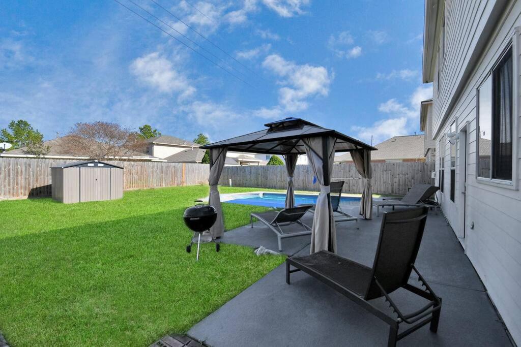 Zahrada ubytování Tranquil 4-BR Oasis With Pool & Backyard Bliss!