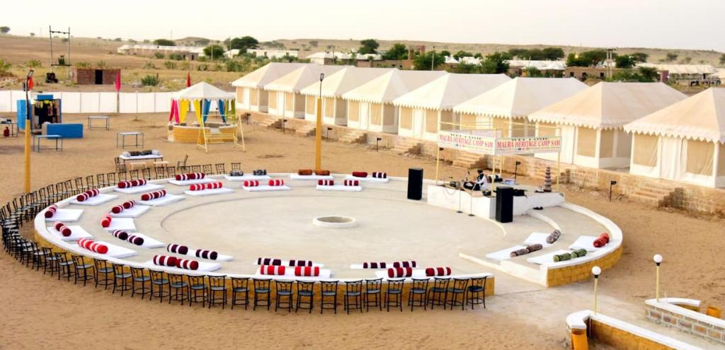 un edificio con un círculo en medio de un desierto en Malra Heritage camp, en Sām