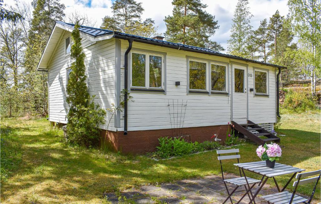 a small white house with a table and chairs at 2 Bedroom Gorgeous Home In Linkping in Linköping