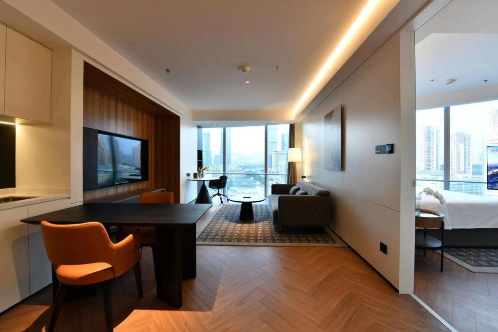 TV a/nebo společenská místnost v ubytování Intercity Hotel Futian Bin He Zhongzhou Bay