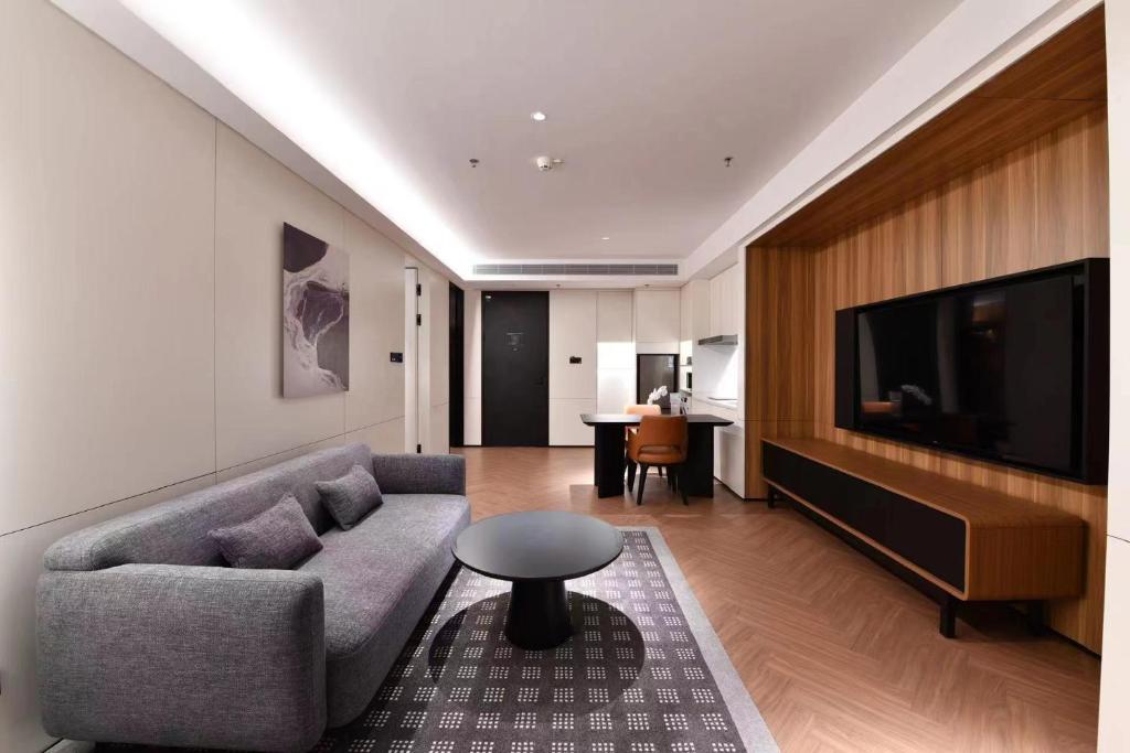 TV a/nebo společenská místnost v ubytování Intercity Hotel Futian Bin He Zhongzhou Bay