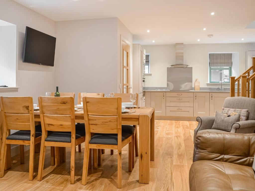 cocina y comedor con mesa y sillas en The Old Mill - Uk45931, en Linlithgow