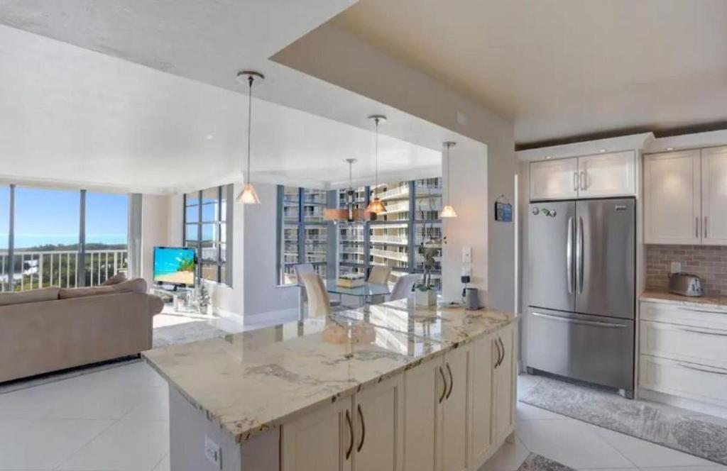 Køkken eller tekøkken på Beachfront South Seas Remodeled Paradise!