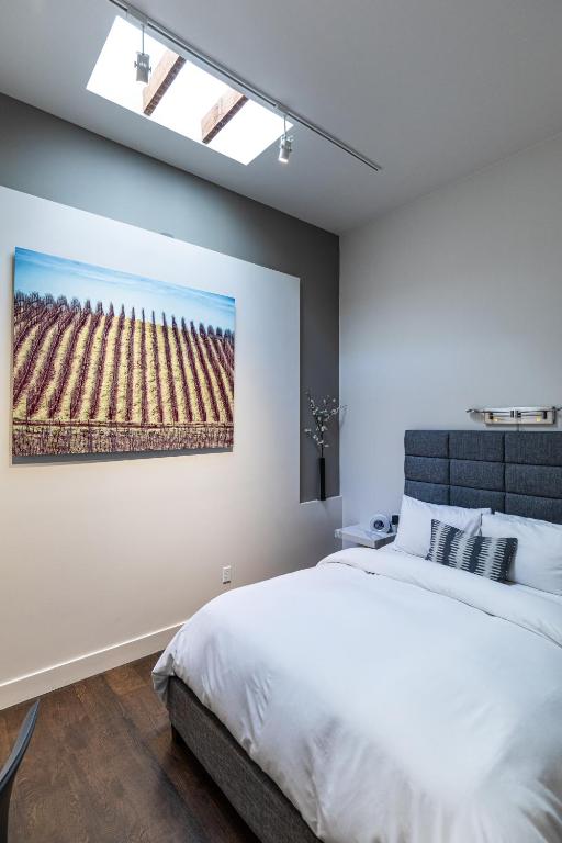 R Inn Napa - Courtyard Queen Room With Skylight (no Window)