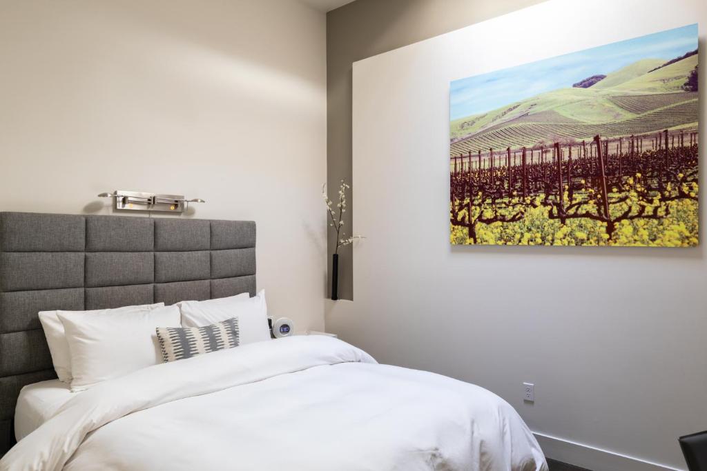 R Inn Napa - Courtyard Queen Room With Skylight (no Window)