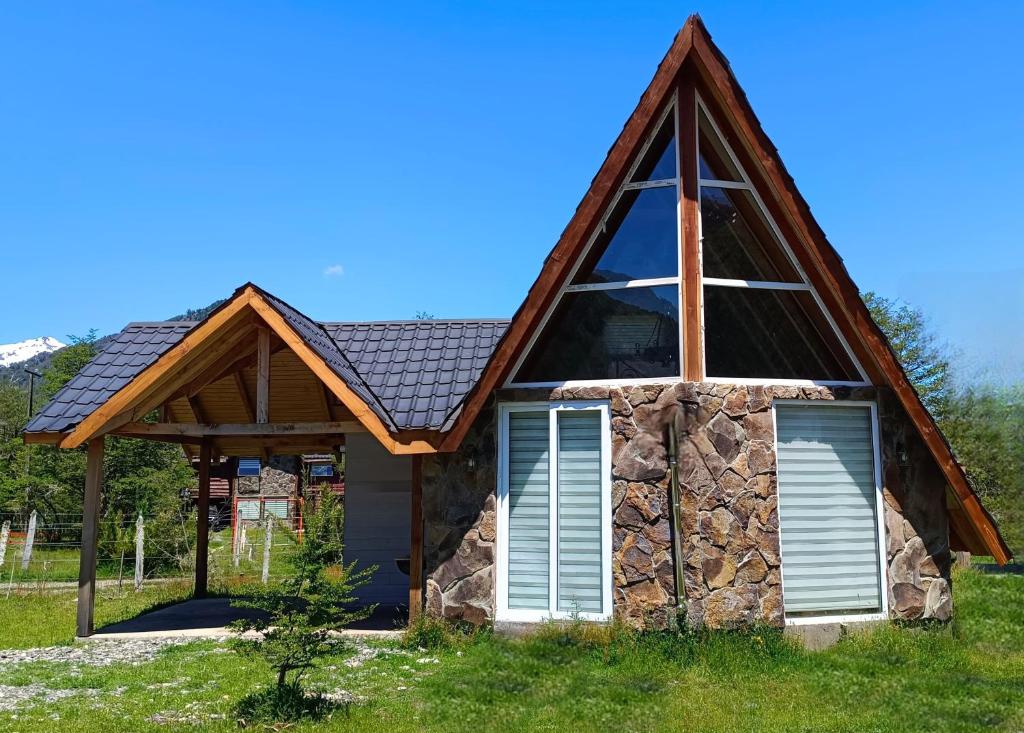 uma cabana de madeira com um telhado de gambrel em Cabañas Nevados Del Valle em Malalcahuello