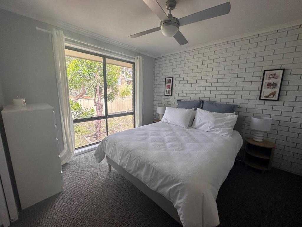 Een bed of bedden in een kamer bij The Deck
