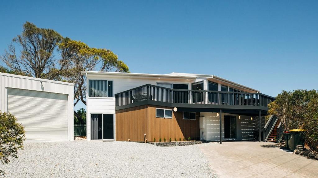 une image d'une maison avec garage dans l'établissement Dolphinview, à Coffin Bay