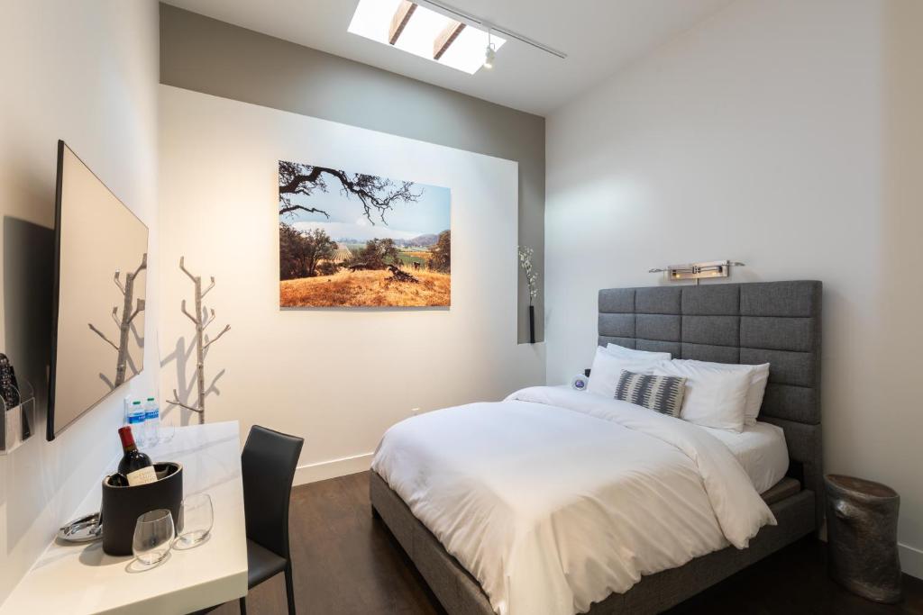 R Inn Napa - Courtyard Queen Room With Skylight (no Window)