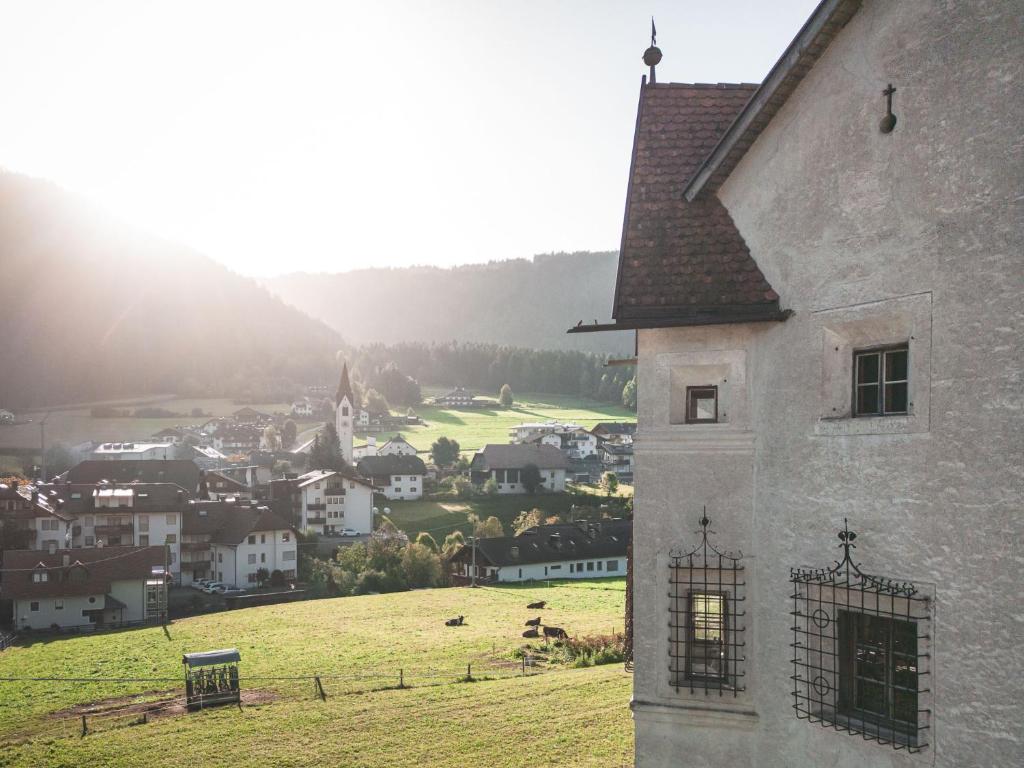 un edificio con vista su una piccola città di Ansitz Heufler a Rasun di Sopra