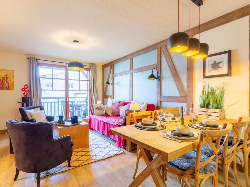 a living room with a table and a couch at Appartement Saint-Lary-Soulan, 4 pièces, 8 personnes - FR-1-296-489 in Saint-Lary-Soulan