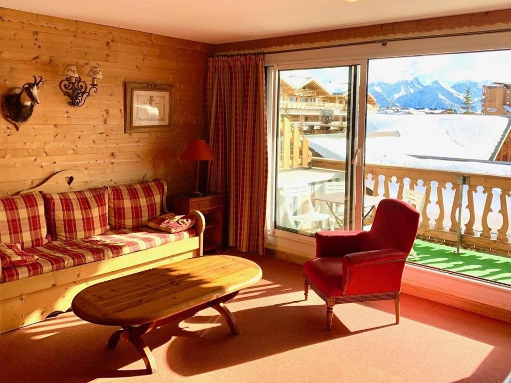 - un salon avec un canapé, une chaise et une fenêtre dans l'établissement 4 pièces, 8 pers. 70m², balcon sud, au pied des pistes, Alpe d'Huez - FR-1-405-344, à Huez