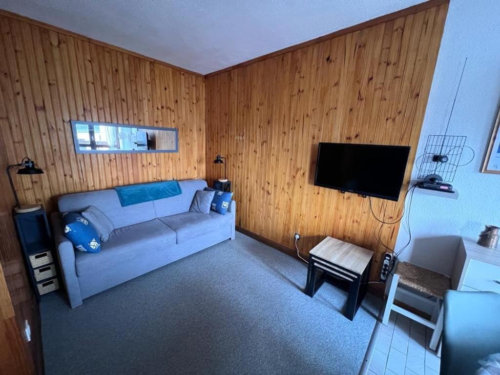 une chambre avec un lit et une télévision à écran plat dans l'établissement Studio Cabine Calme avec Balcon, Proche Navette et Station Les Angles - FR-1-593-100, aux Angles