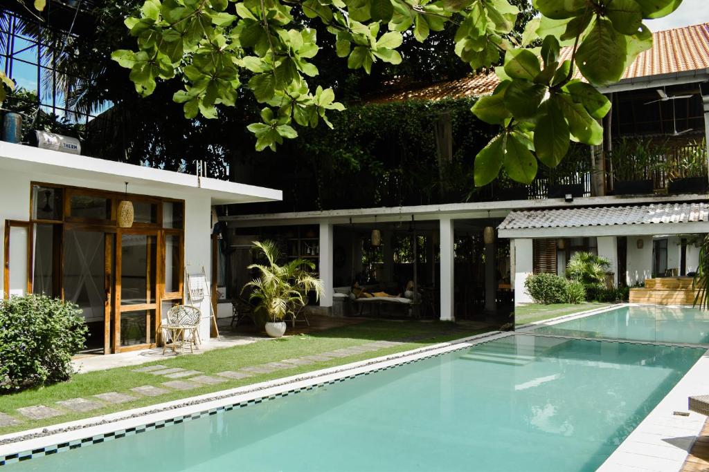 una piscina frente a una casa en The Nuga House, en Ahangama