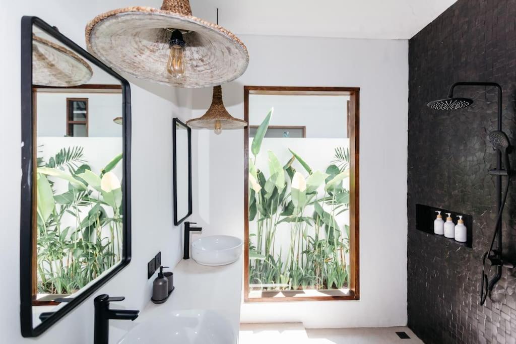 een badkamer met een wastafel en 2 spiegels bij New 1 Bedroom Villa Baru 9 in Canggu