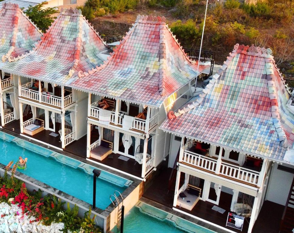 eine Luftansicht eines Hauses mit einem Kacheldach in der Unterkunft Mambo Hill Resort in Nusa Penida