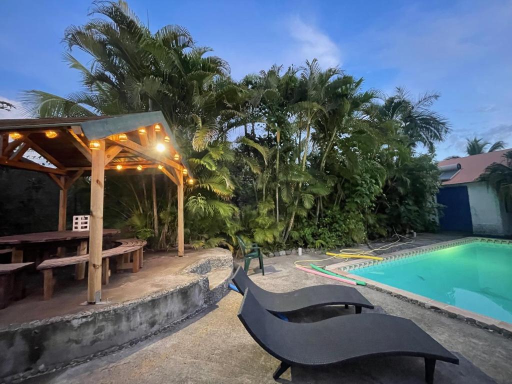 ein Resort mit einem Pool und einem Picknicktisch in der Unterkunft La Kaze Cocos in Pierrefonds