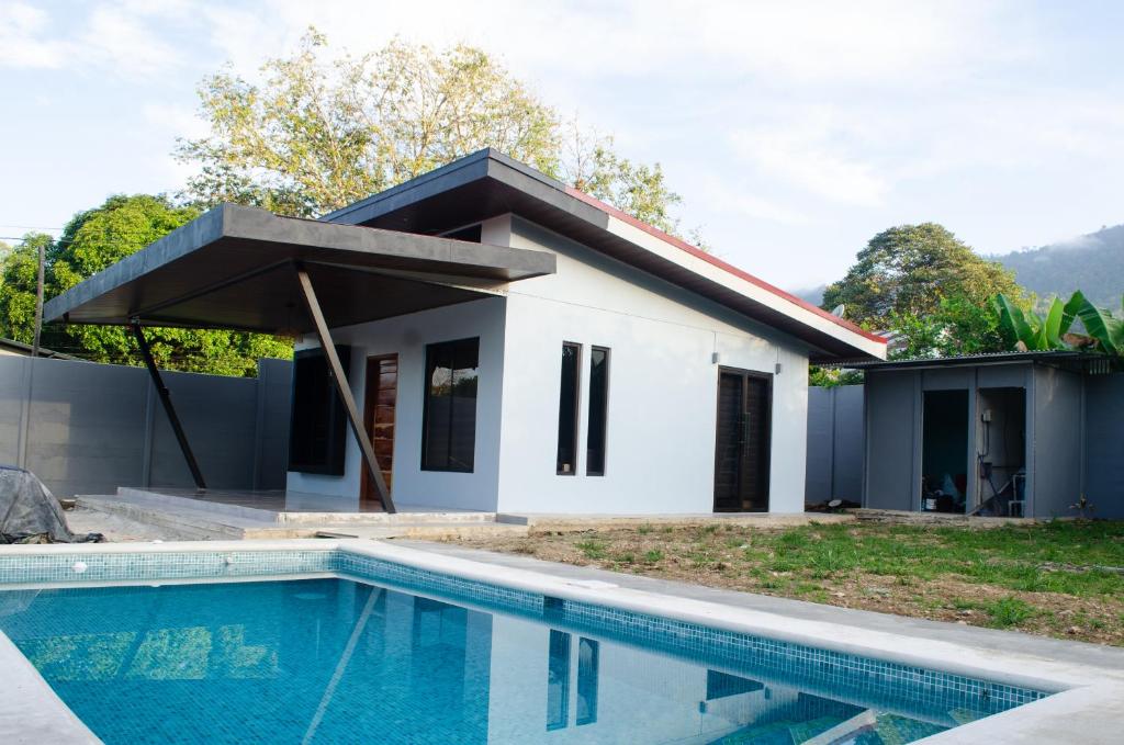 ein Haus mit Pool davor in der Unterkunft VILLA LAS LAPAS in San Buenaventura