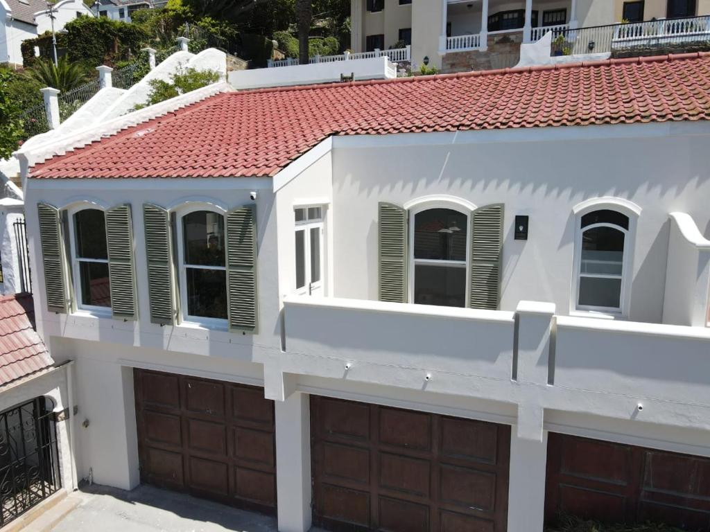 Casa blanca con puertas marrones de garaje en St James - Villa Mosselle, en St James