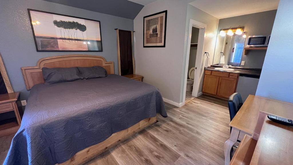 Postel nebo postele na pokoji v ubytování Texas Lodge Kenedy