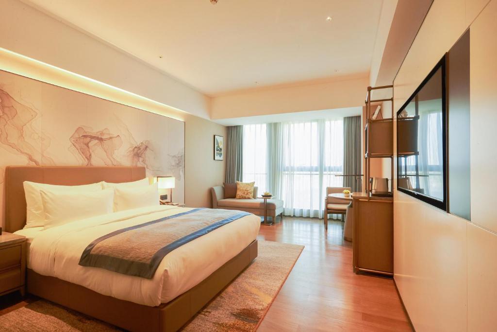 Postel nebo postele na pokoji v ubytování Guangzhou Pazhou LN DongFang Hotel-Free shuttle between hotel and Exhibition Center during Canton Fair & Exhibitor Registration Counter