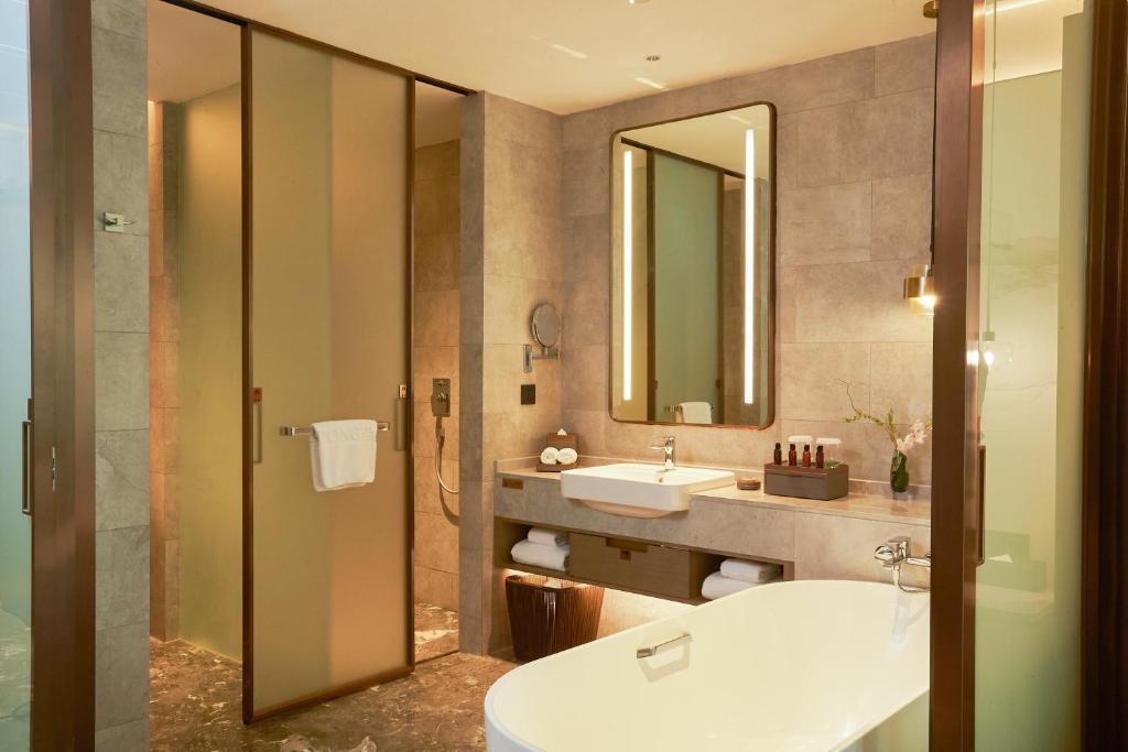 Koupelna v ubytování Guangzhou Pazhou LN DongFang Hotel-Free shuttle between hotel and Exhibition Center during Canton Fair & Exhibitor Registration Counter