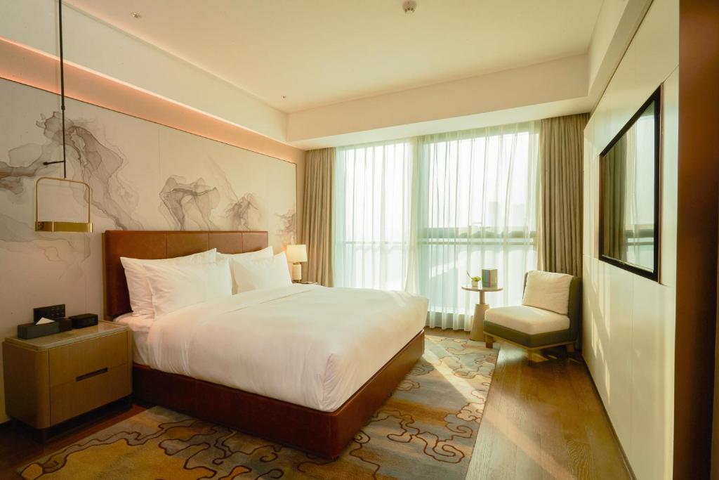 Postel nebo postele na pokoji v ubytování Guangzhou Pazhou LN DongFang Hotel-Free shuttle between hotel and Exhibition Center during Canton Fair & Exhibitor Registration Counter