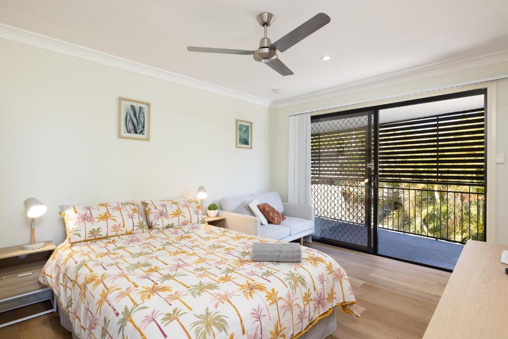1 dormitorio con cama y ventana grande en Studio, Popcorn, Close to transport & Restaurants! en Brisbane