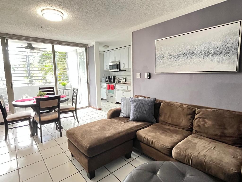 Lovely Condo with Large Pool near Beautiful Isla Verde Beach (Puerto Rico San Juan)