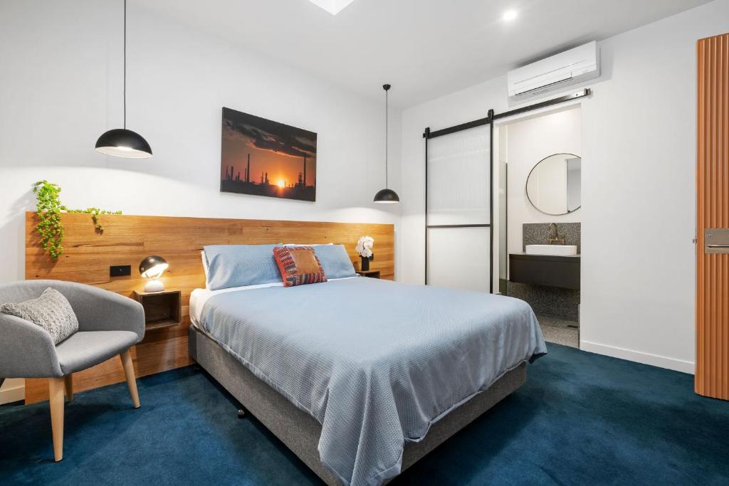 una camera con letto e sedia di The Electric Hotel a Geelong